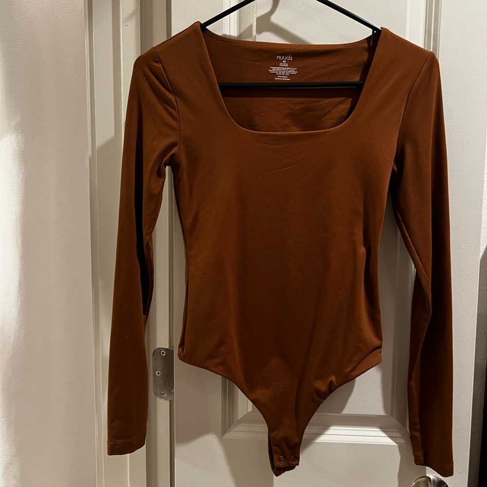 NUUDS SQUARE NECK LONG SLEEVE BODYSUIT